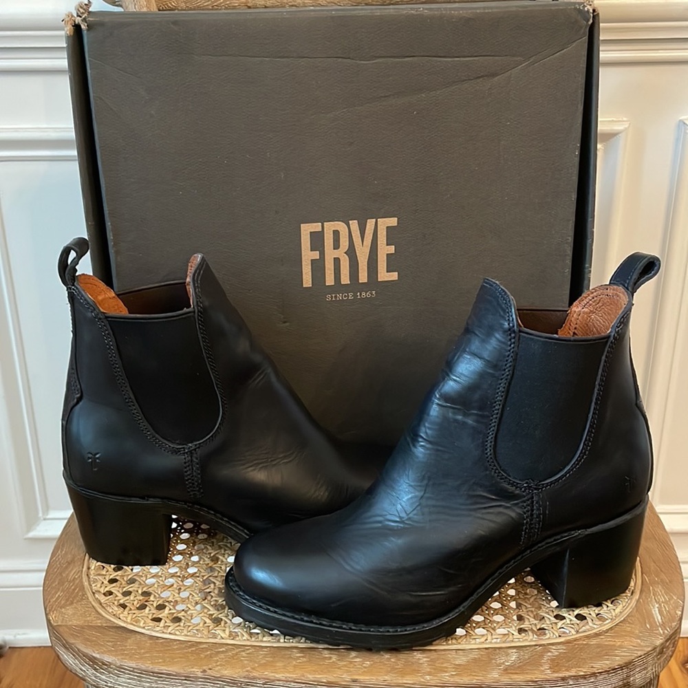 Brand New Frye Sabrina Chelsea Boots Size 11